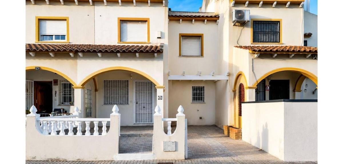 Venta de chalet adosado en Chalet adosado en Playa Flamenca, Orihuela , Orihuela photo 1