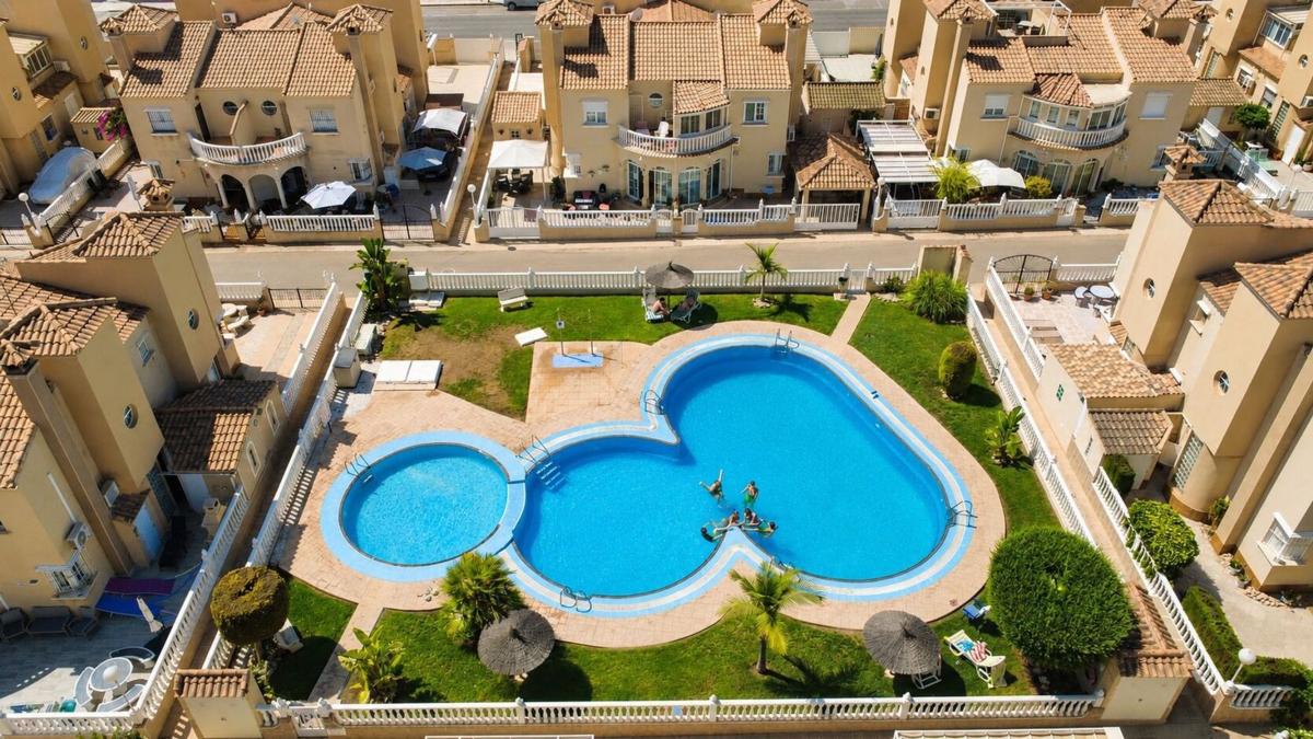 Venta de chalet adosado en Chalet adosado en Calle Iguazu, Playa Flamenca, Orihuela , Orihuela photo 1