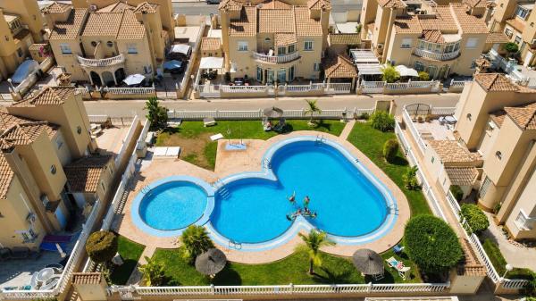 Chalet adosado en Calle Iguazu, Playa Flamenca, Orihuela photo 1