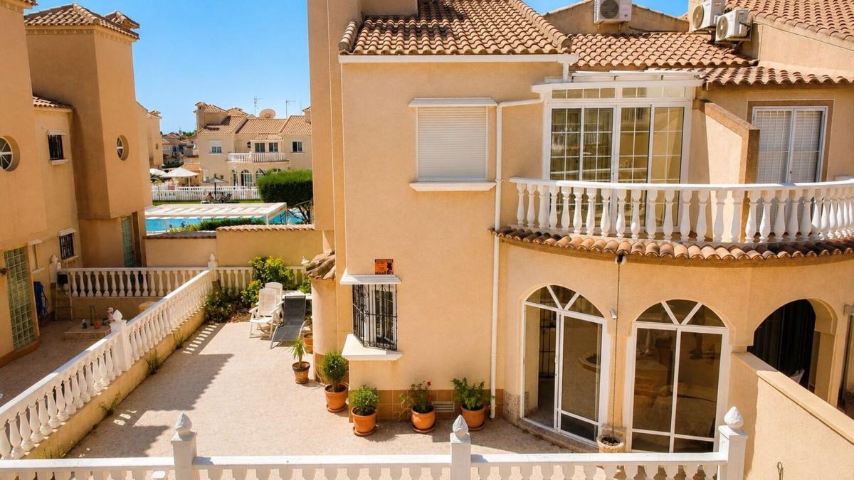 Venta de chalet adosado en Chalet adosado en Calle Iguazu, Playa Flamenca, Orihuela , Orihuela photo 2
