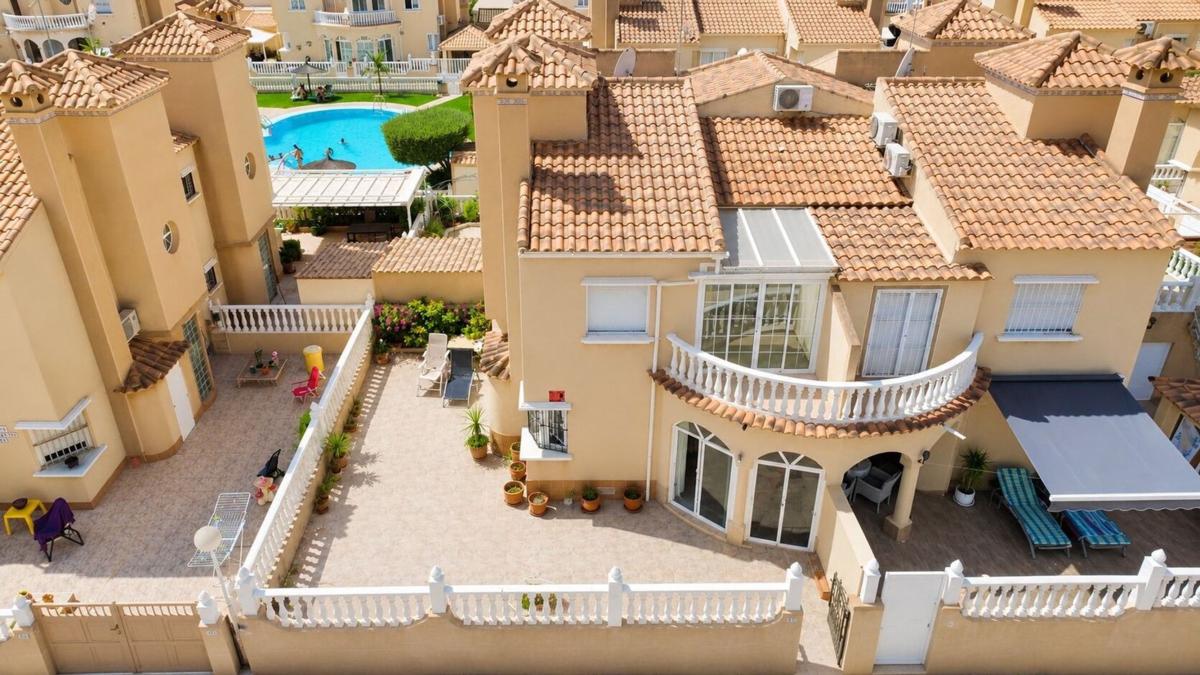 Venta de chalet adosado en Chalet adosado en Calle Iguazu, Playa Flamenca, Orihuela , Orihuela photo 4