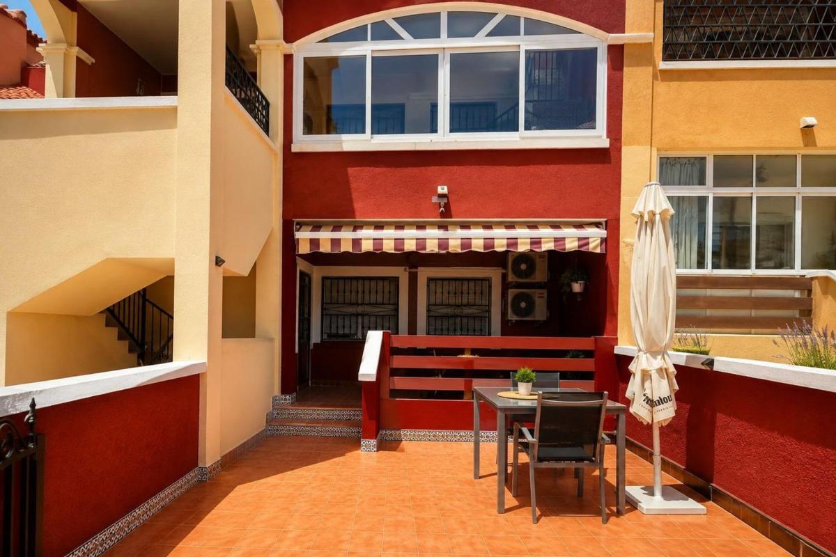 Sprzedaż szeregowego domku w  Chalet adosado en Calle Ontario, 2, Zona Lago - Los Almendros, Orihuela , Orihuela photo 2