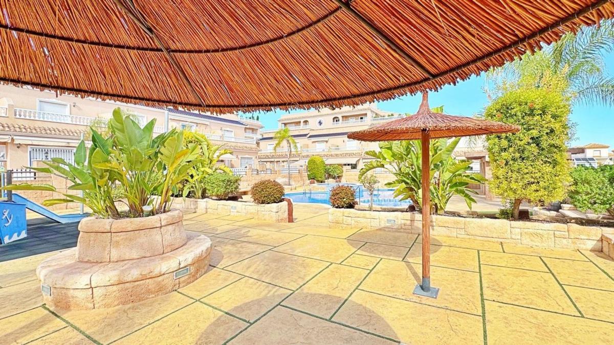Sprzedaż szeregowego domku w  Chalet adosado en Villamartín, Orihuela , Orihuela photo 2