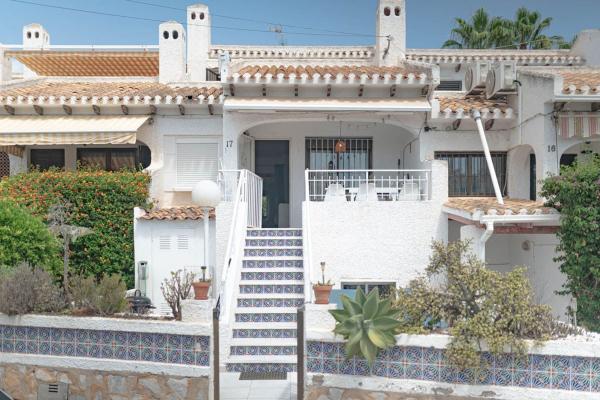 Chalet adosado en Calle Cala Capitan, Cabo Roig, Orihuela photo 1