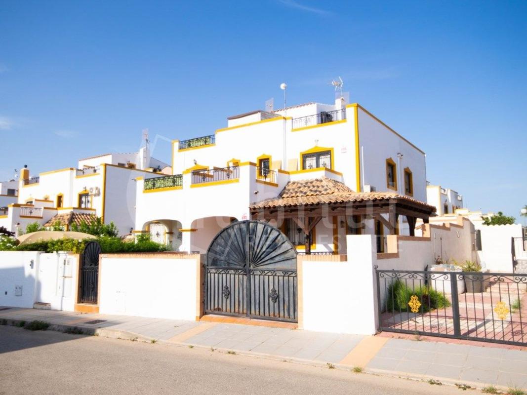 Sprzedaż szeregowego domku w  Chalet adosado en Calle Ciruelo, 227, Desamparados-Hurchillo-Torremendo, Orihuela , Orihuela photo 5