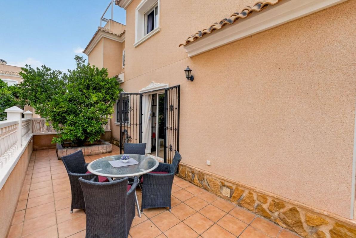 Sale of townhouse in  Chalet adosado en Calle Clavo, Villamartín, Orihuela , Orihuela photo 4