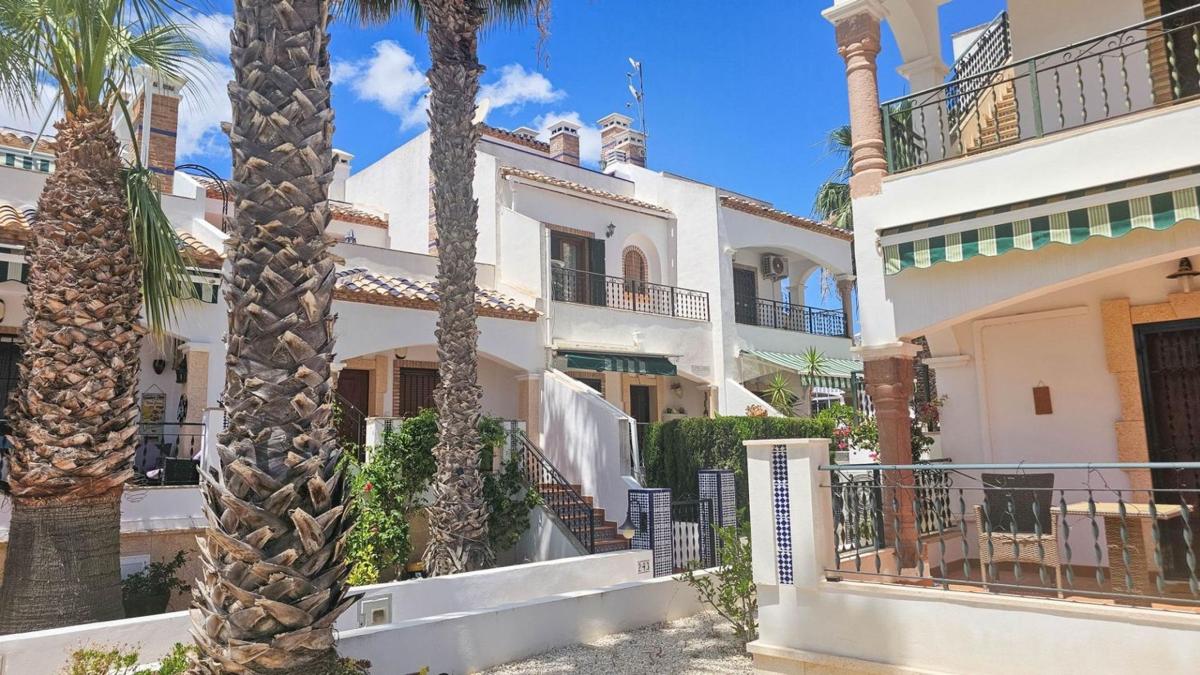 Продажа таунхауса в  Chalet adosado en Villamartín, Orihuela , Ориуэла photo 2
