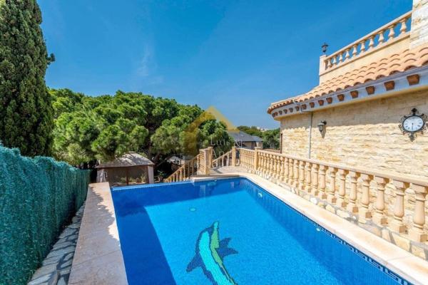 Chalet wolnostojący na sprzedaż w  Casa o chalet en Campoamor, Orihuela, Orihuela photo 3