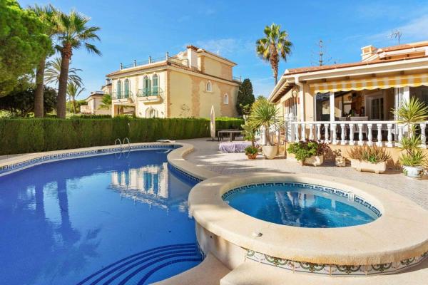 Casa o chalet independiente en Calle Huracán, Cabo Roig, Orihuela thumbnail 1