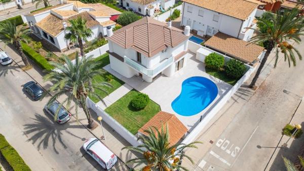 Частный шале на продаже в Casa o chalet en Calle Tifon, Cabo Roig, Orihuela, Ориуэла photo 1