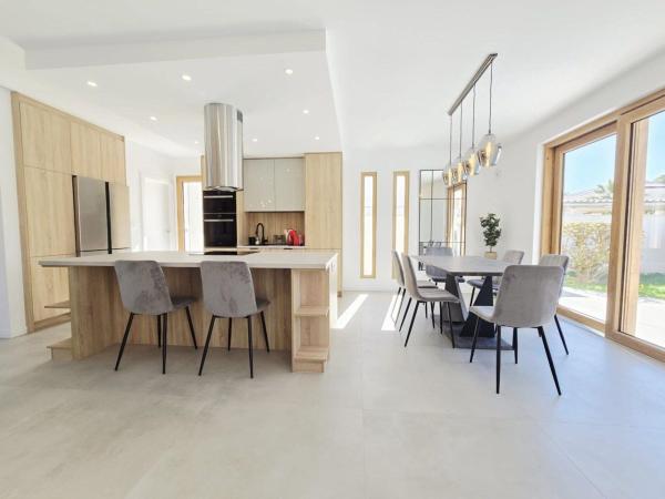 Частный шале на продаже в Casa o chalet en Calle Tifon, Cabo Roig, Orihuela, Ориуэла thumbnail 2