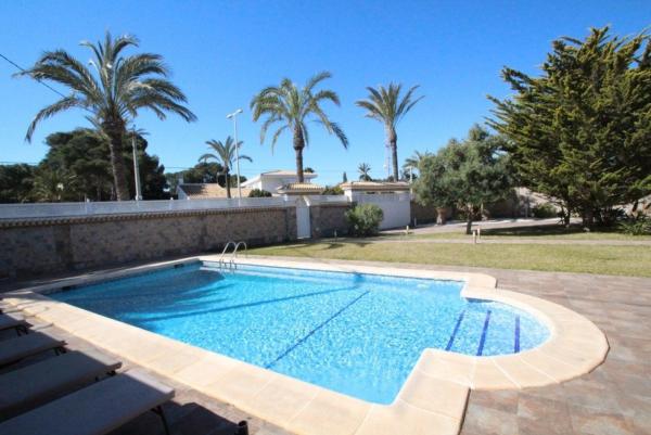 Chalet wolnostojący na sprzedaż w Casa o chalet en Avenida del Cabo, Cabo Roig, Orihuela, Orihuela thumbnail 2