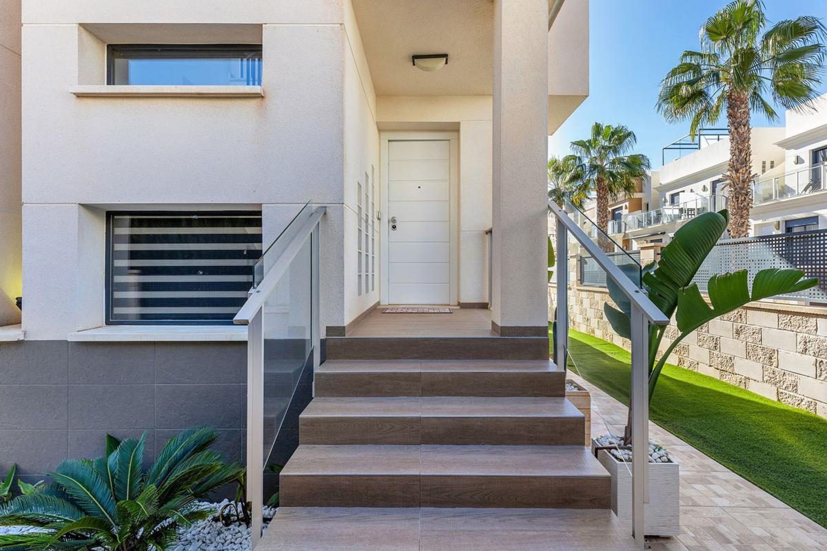 Продажа отдельного шале в Casa o chalet en Calle Granate, La Zenia, Orihuela, Ориуэла photo 2