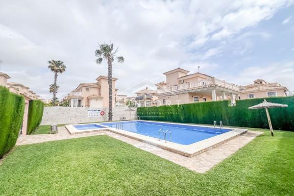 Chalet independiente en venta en Casa o chalet en Playa Flamenca, Orihuela, Orihuela photo 1