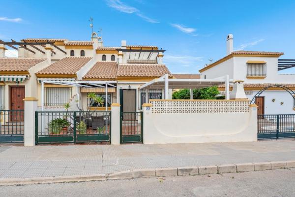 Chalet adosado en Calle Almudena, 6, La Zenia, Orihuela photo 1