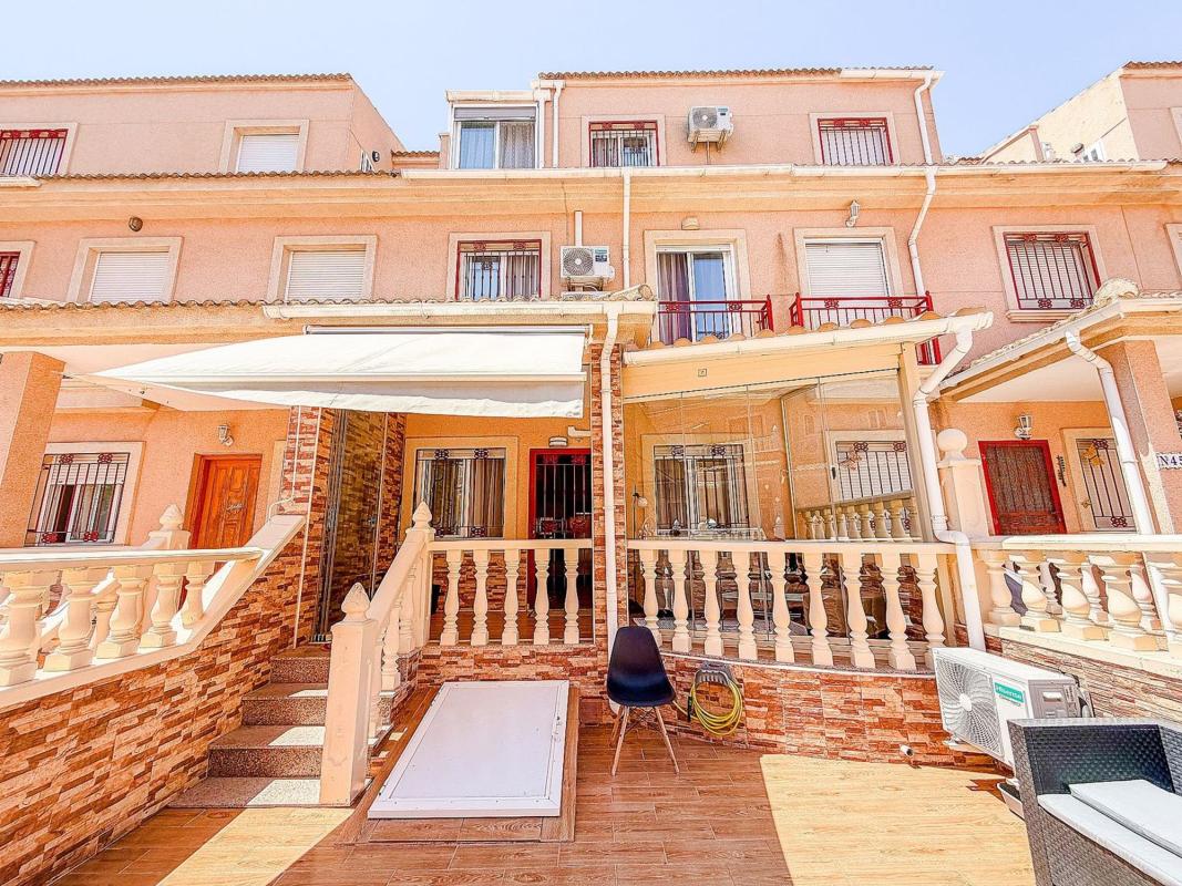 Продажа таунхауса в Chalet adosado en Calle Jalón, 58, Playa Flamenca, Orihuela , Ориуэла photo 3