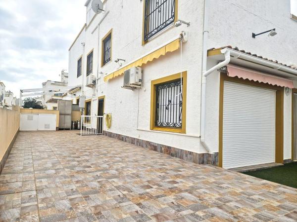 Chalet adosado en Calle Lagunas de Ruidera, 73, Zona Lago - Los Almendros, Orihuela thumbnail 1