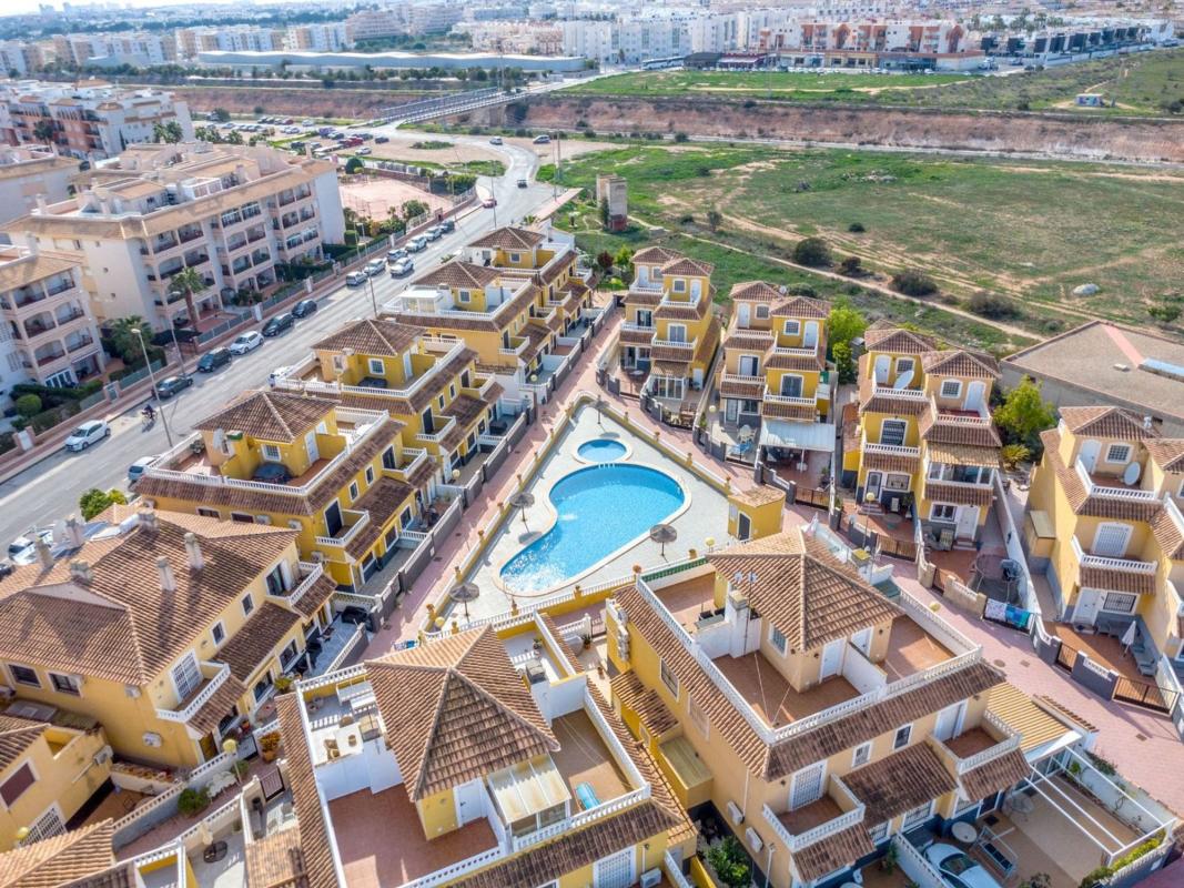 Venta de chalet adosado en Chalet adosado en Calle Pavo Real, 60, La Chismosa, Orihuela , Orihuela photo 1