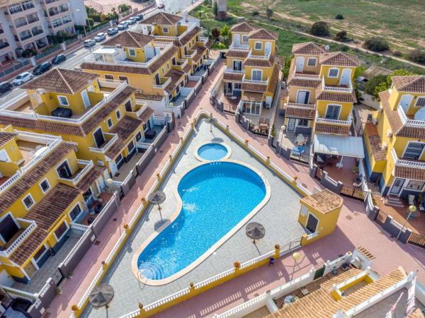 Chalet adosado en Calle Pavo Real, 60, La Chismosa, Orihuela thumbnail 1