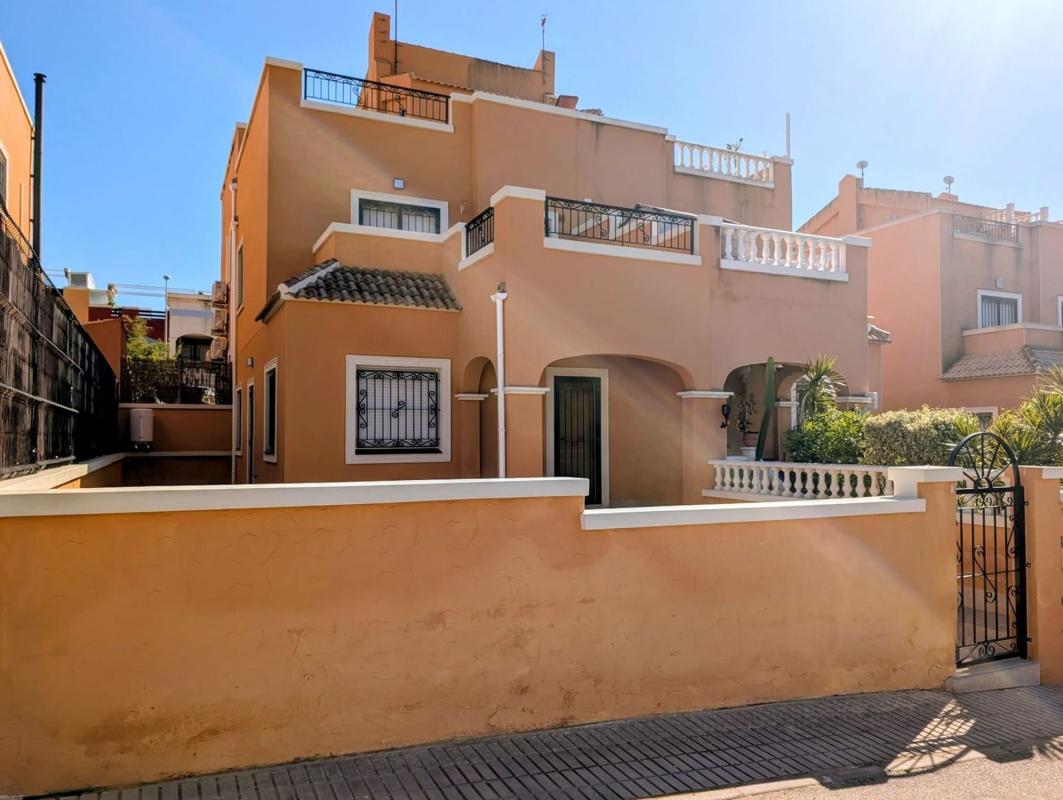Sprzedaż szeregowego domku w Chalet adosado en Calle Laguna de Fuentilleja, 514, Zona Lago - Los Almendros, Orihuela , Orihuela photo 1