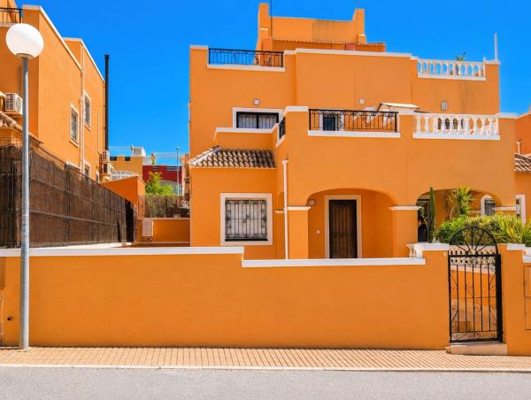 Chalet adosado en Calle Laguna de Fuentilleja, Zona Lago - Los Almendros, Orihuela photo 1