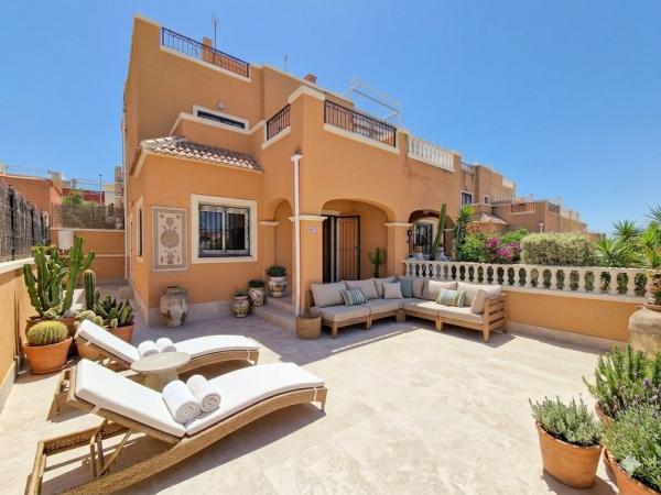 Chalet adosado en Calle Laguna de Fuentilleja, Zona Lago - Los Almendros, Orihuela thumbnail 1