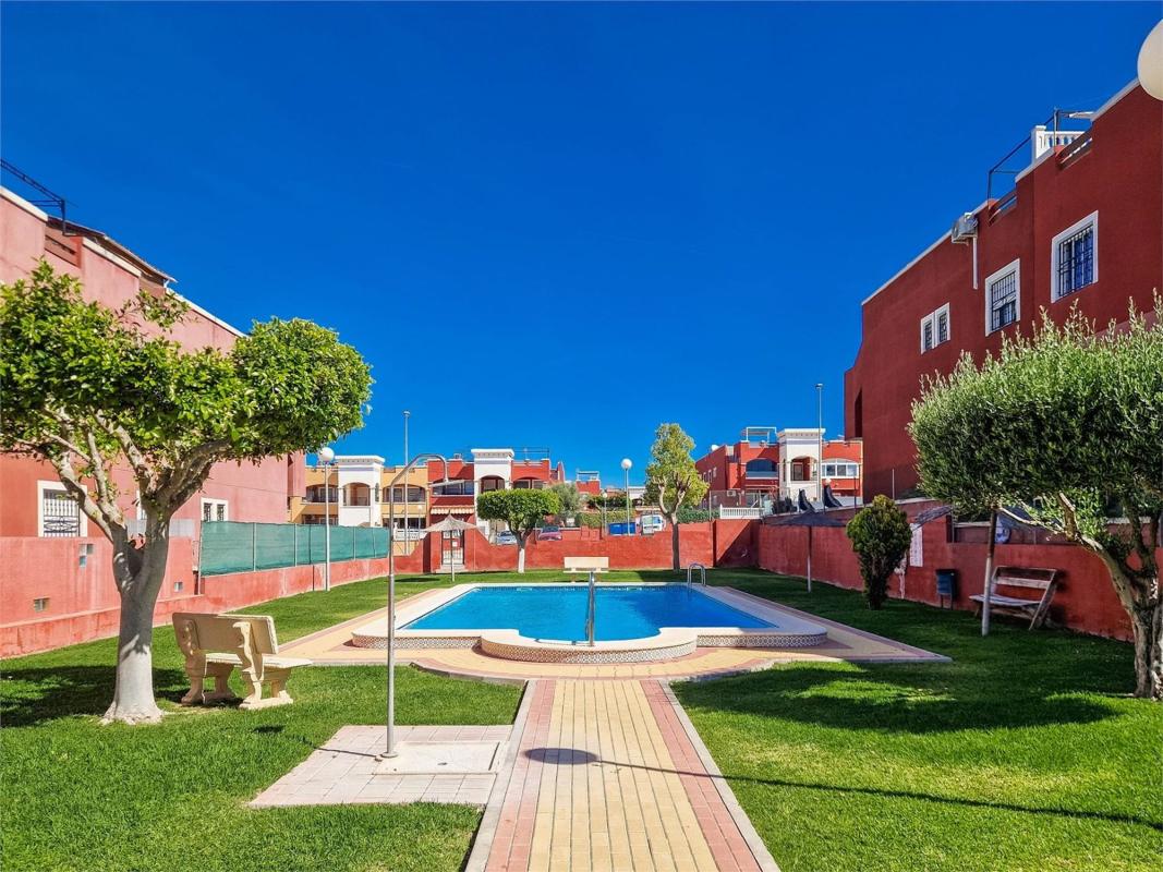 Sprzedaż szeregowego domku w Chalet adosado en Calle Laguna de Fuentilleja, Zona Lago - Los Almendros, Orihuela , Orihuela photo 5