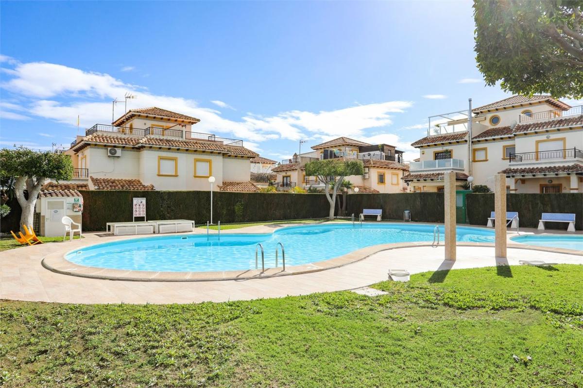 Sprzedaż szeregowego domku w  Chalet adosado en Calle Torre de Pisa, La Ciñuelica - Villa Rosa, Orihuela , Orihuela photo 4