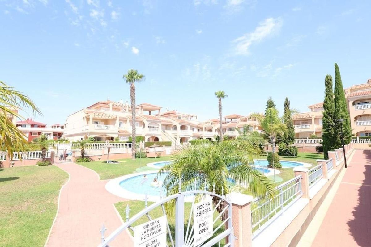 Sale of apartment in Piso en Plaza R-2 los Pinos, Zeniamar, Orihuela, Orihuela
photo 1