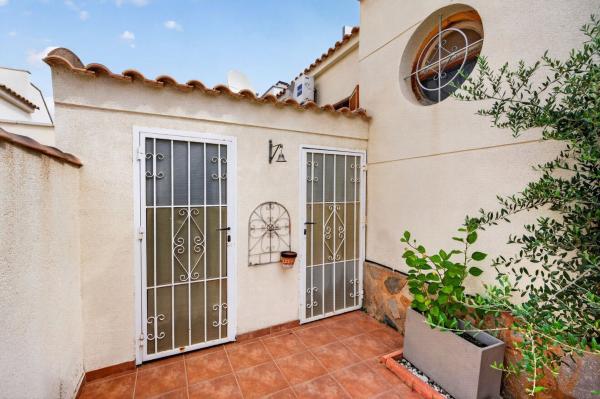 Chalet adosado en Calle Niágara, Playa Flamenca, Orihuela photo 4