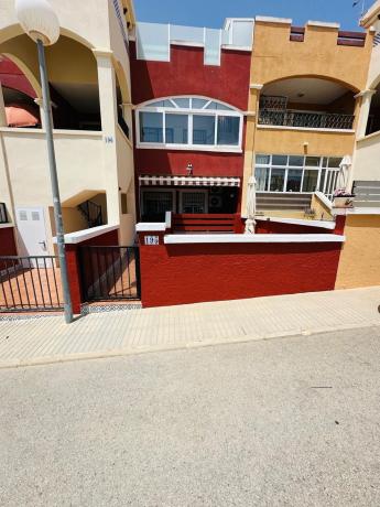 Venta de piso en Piso en Calle Laguna de Sariñena, Zona Lago - Los Almendros, Orihuela, Orihuela
photo 1