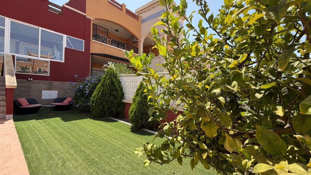 Sprzedaż szeregowego domku w  Chalet adosado en Calle Lago de Sanabria, Zona Lago - Los Almendros, Orihuela , Orihuela photo 2
