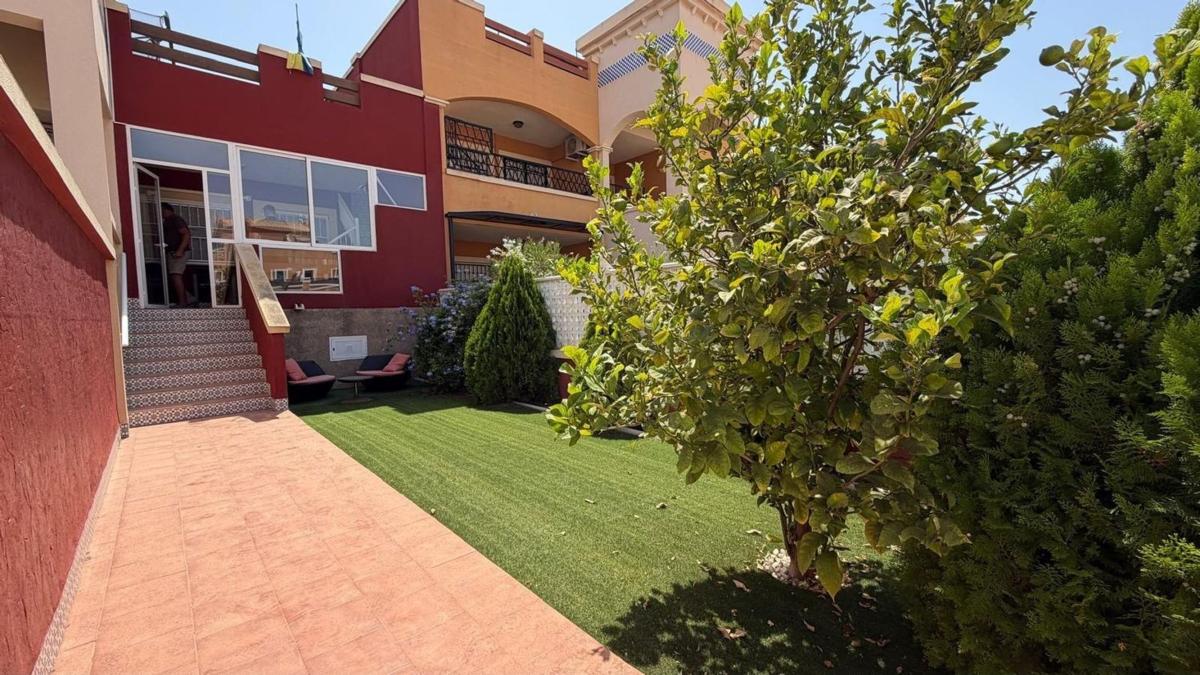 Sprzedaż szeregowego domku w  Chalet adosado en Calle Lago de Sanabria, Zona Lago - Los Almendros, Orihuela , Orihuela photo 3