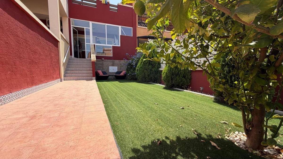 Sprzedaż szeregowego domku w  Chalet adosado en Calle Lago de Sanabria, Zona Lago - Los Almendros, Orihuela , Orihuela photo 5