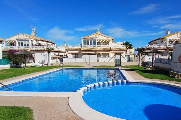 Chalet adosado en venta en Chalet adosado en Los Balcones y los Altos, Orihuela , Orihuela photo 1
