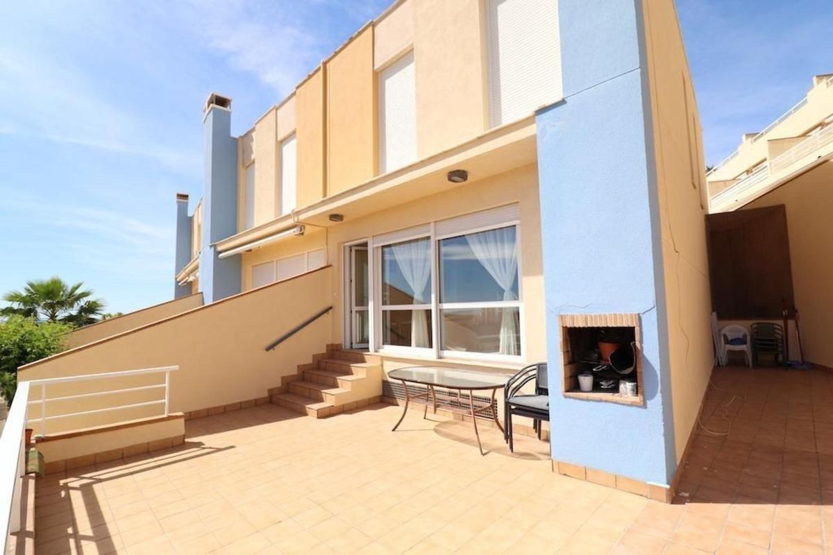 Sprzedaż szeregowego domku w Chalet adosado en Calle Arturo Perez Reverte, Aguamarina, Orihuela , Orihuela photo 2
