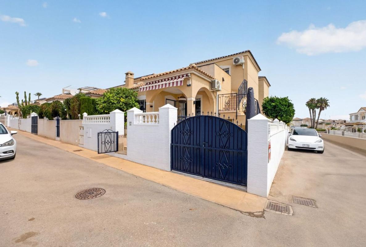 Venta de chalet adosado en Chalet adosado en Calle Trepadora s/n, Los Balcones y los Altos, Orihuela , Orihuela photo 3