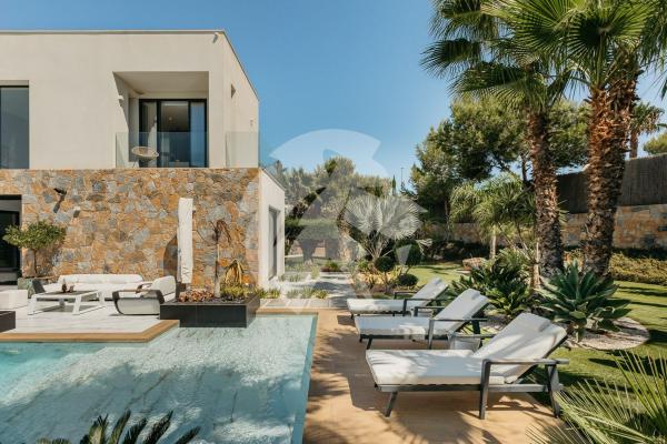 Chalet wolnostojący na sprzedaż w Casa o chalet independiente en Las Colinas Golf, Orihuela, Orihuela thumbnail 2