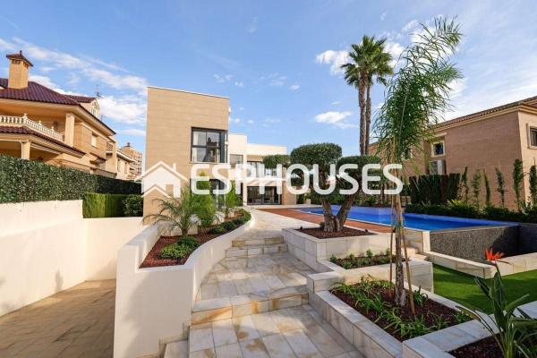 Частный шале на продаже в  Casa o chalet en La Veleta, Torrevieja, Торревьеха photo 1