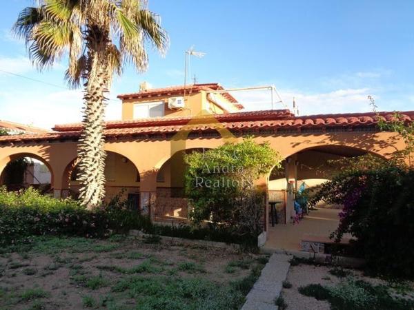 Частный шале на продаже в  Casa o chalet en Punta Prima, Torrevieja, Торревьеха photo 1