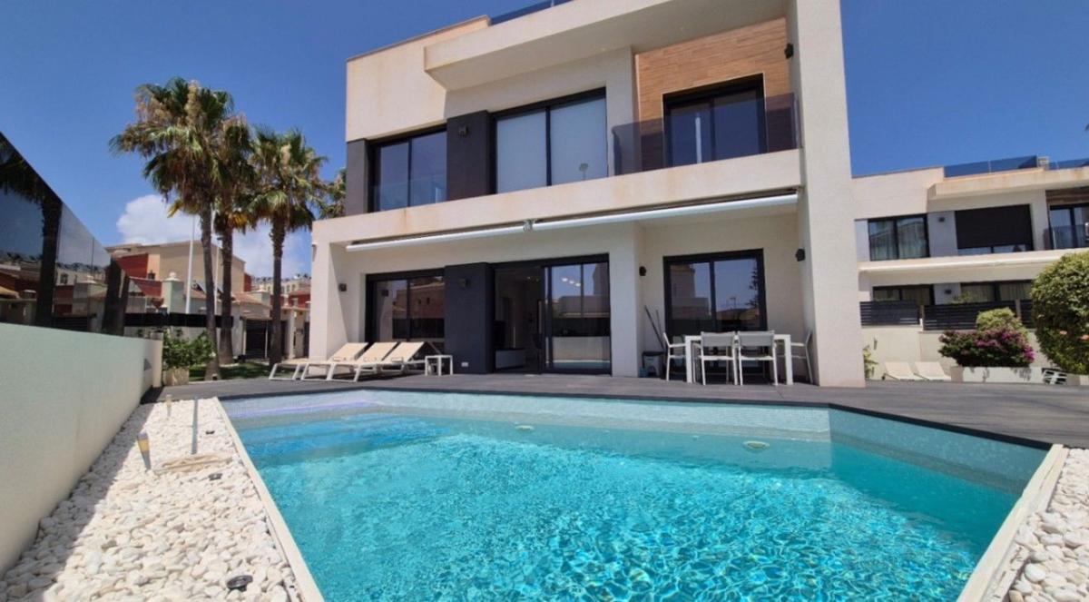 Продажа отдельного шале в Casa o chalet en Calle de Martin Luther King, Zona los Frutales, Torrevieja, Торревьеха photo 1