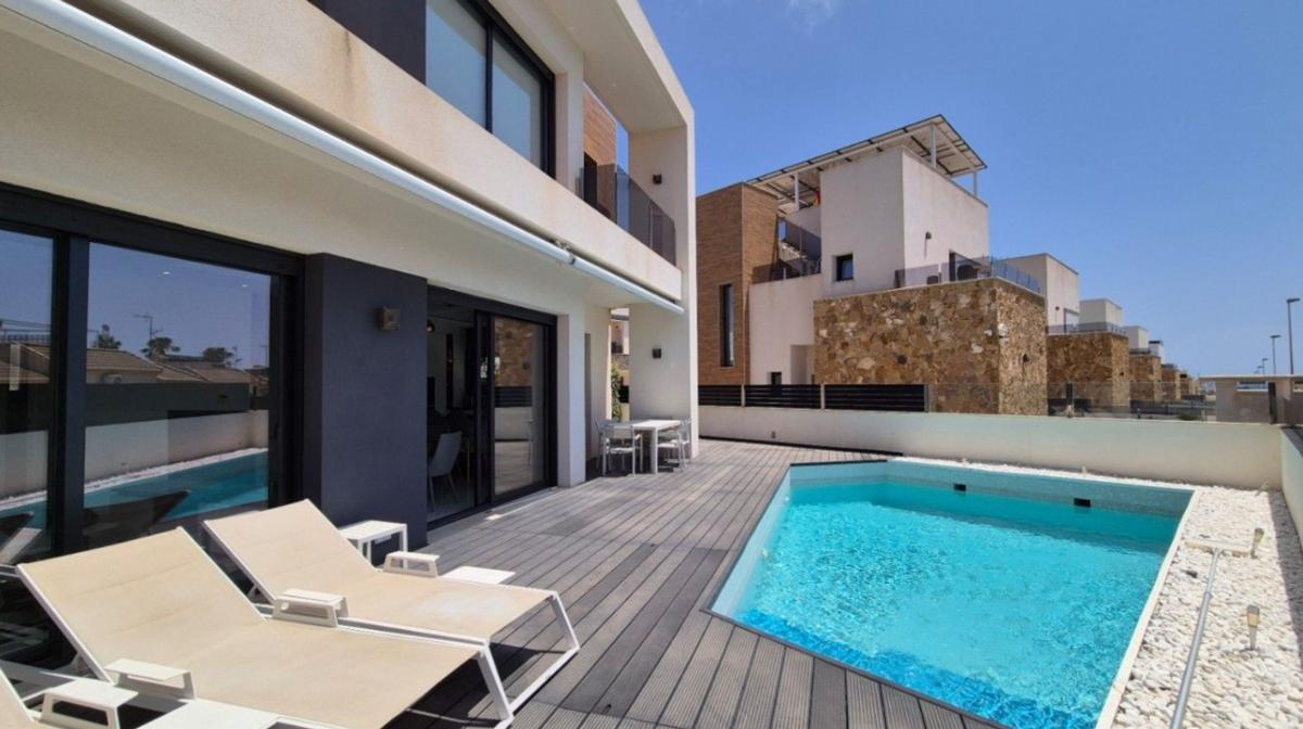 Продажа отдельного шале в Casa o chalet en Calle de Martin Luther King, Zona los Frutales, Torrevieja, Торревьеха photo 2