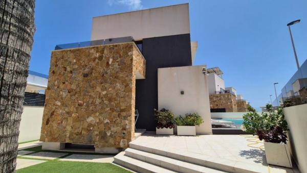 Частный шале на продаже в Casa o chalet en Calle de Martin Luther King, Zona los Frutales, Torrevieja, Торревьеха thumbnail 3
