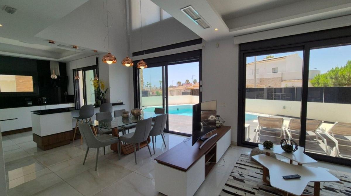 Продажа отдельного шале в Casa o chalet en Calle de Martin Luther King, Zona los Frutales, Torrevieja, Торревьеха photo 4