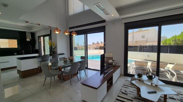 Частный шале на продаже в  Casa o chalet en Calle de Martin Luther King, Zona los Frutales, Torrevieja, Торревьеха photo 4