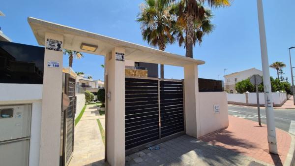 Chalet adosado en Calle Gabriela Mistral, Zona los Frutales, Torrevieja photo 4