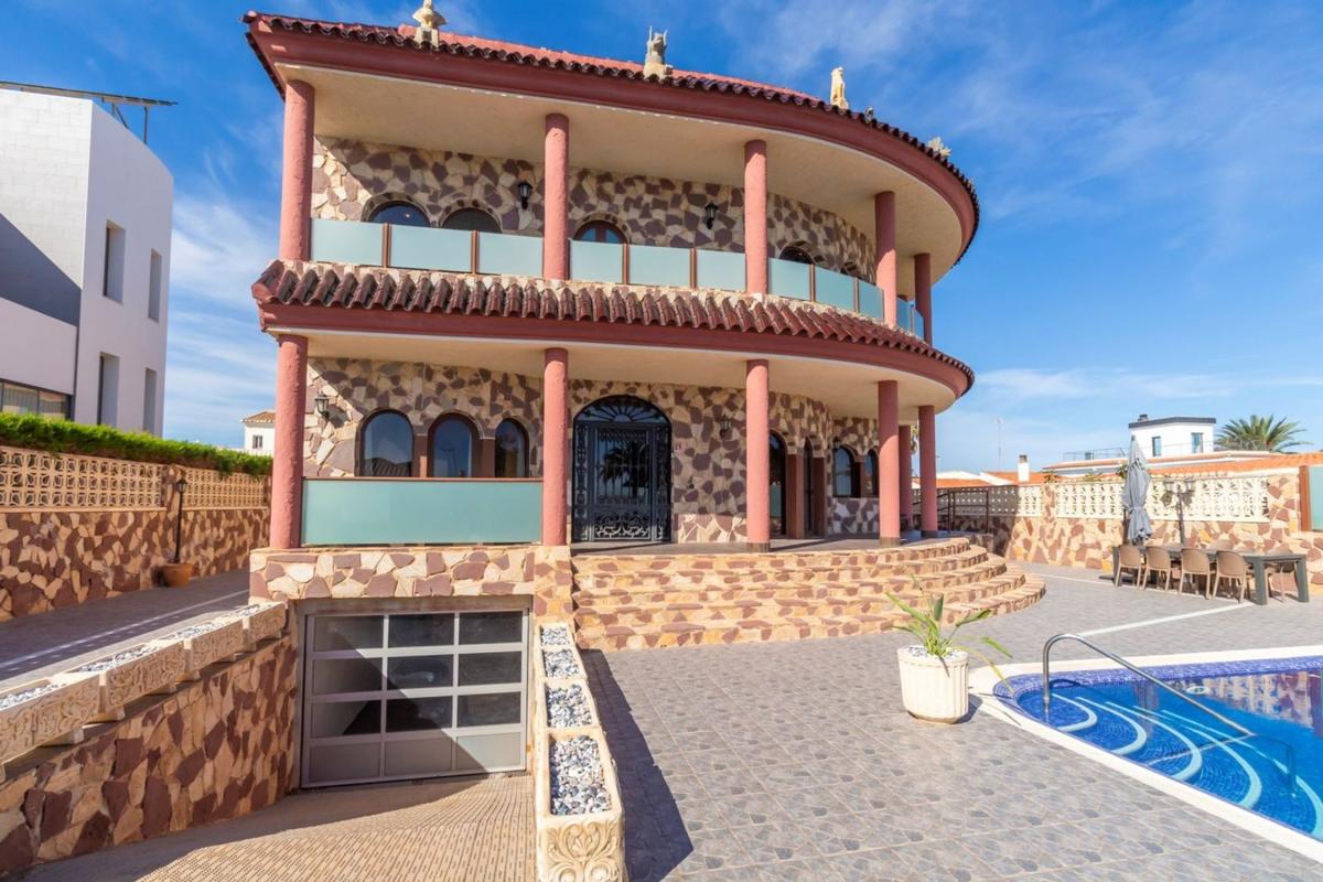 Продажа отдельного шале в Casa o chalet en Calle Elcano Zen, La Zenia, Orihuela, Ориуэла photo 2