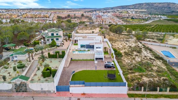 Частный шале на продаже в Casa o chalet independiente en Almoradí, Алморади photo 1