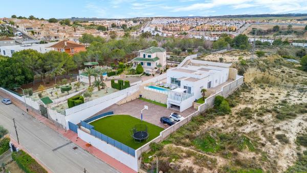 Частный шале на продаже в Casa o chalet independiente en Almoradí, Алморади thumbnail 1