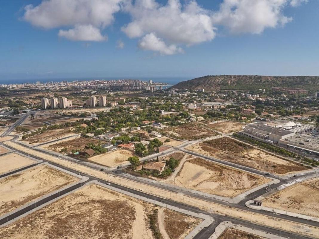 Terreno en venta en Alicante / Alacant, Alicante photo 1